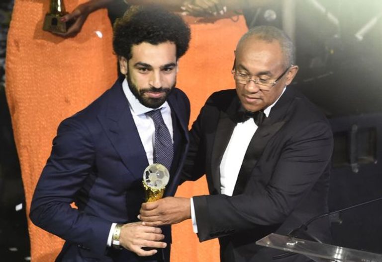 محمد صلاح يتسلم جائزة أفضل لاعب إفريقي محمد صلاح أفضل لاعب أفريقي في 2017
