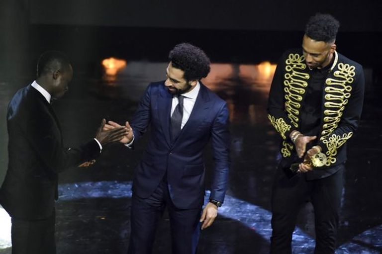 مصافحة محمد صلاح وزميله ساديو ماني محمد صلاح أفضل لاعب أفريقي في 2017