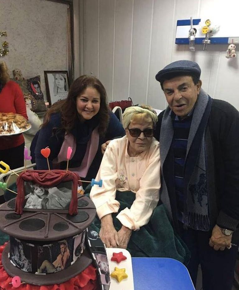 فنانون يحتفلون بعيد ميلاد نادية لطفى في غرفتها بالمستشفى بوسي شلبي ودلال عبدالعزيز مع نادية لطفي