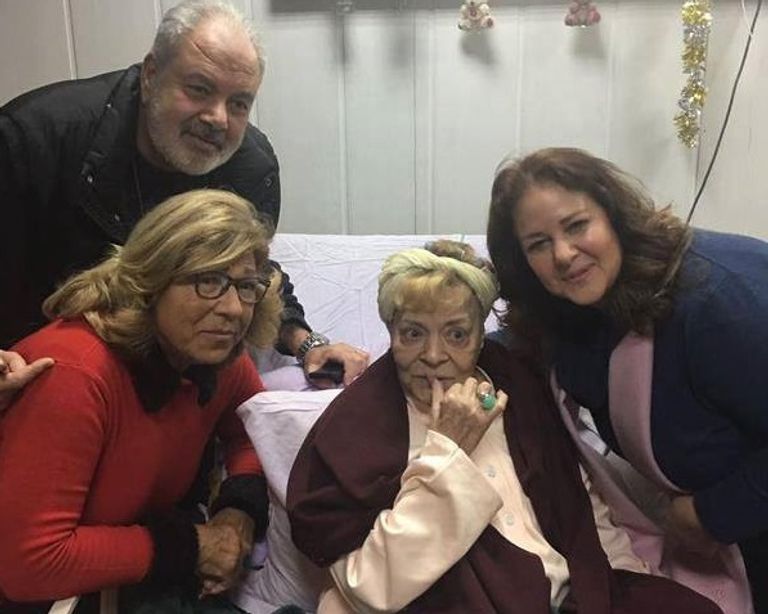 فنانون يحتفلون بعيد ميلاد نادية لطفى في غرفتها بالمستشفى بوسي شلبي ودلال عبدالعزيز مع نادية لطفي