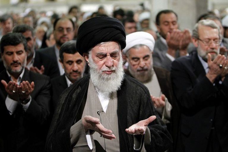 رؤساء إيران تعاملوا مع المرشد وكأنهم رؤساء وزراء مرشد إيران.. سلطات مطلقة لـ