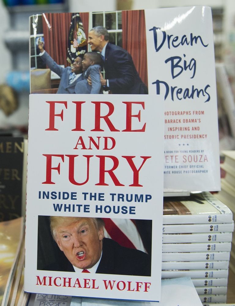 غلاف الكتاب الذى أثار الضجة كتاب "نار وغضب" في يد أحد القراء بعد نشره - أ.ف.ب