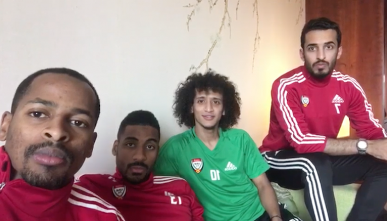 اللاعبون يتحدثون لجنود الإمارات في اليمن