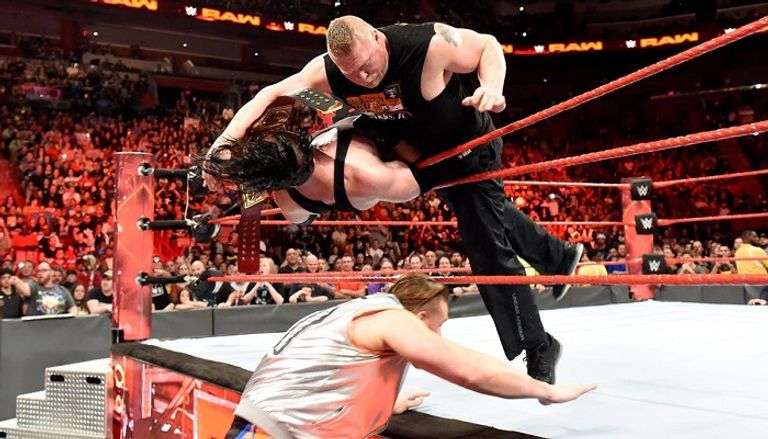 مصارعو "رو" يفصلون كين عن ليسنر