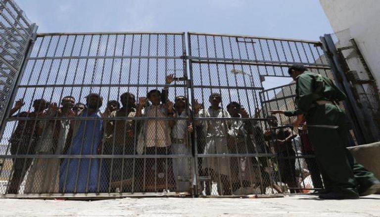 السجناء يعانون إرهاب الحوثي جسديا وفكريا