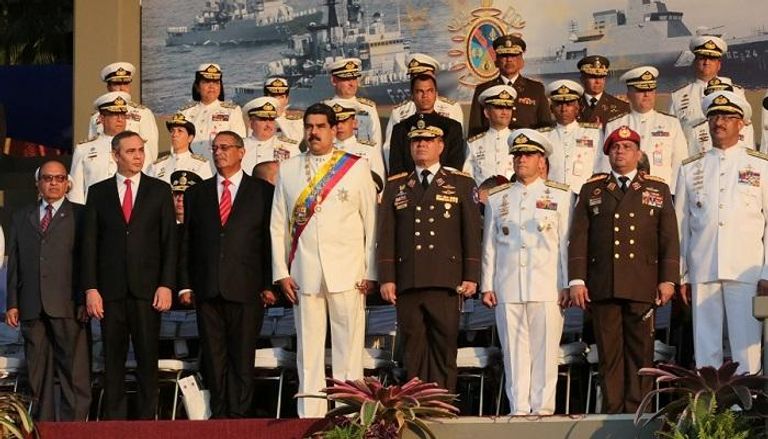 رئيس فنزويلا بين عدد من مساعديه وقادة الجيش 