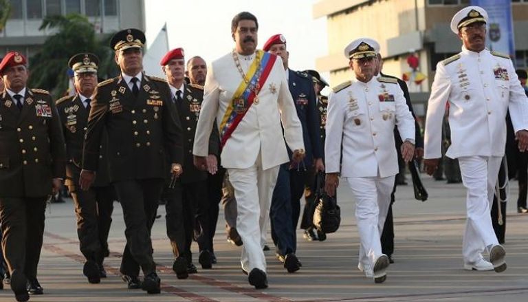 مادورو مع قادة الجيش الفنزويلي رئيس فنزويلا بين عدد من مساعديه وقادة الجيش