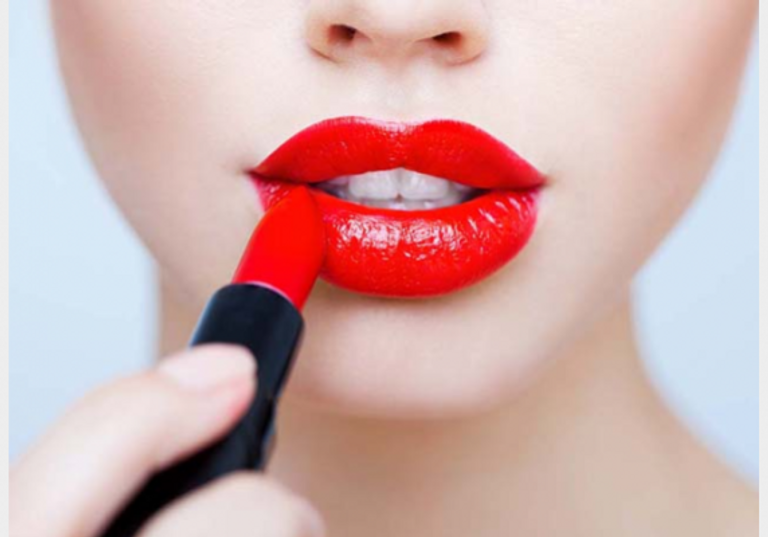 اللون الأحمر للشفاه آخر صيحات فن المكياج - أرشيفية