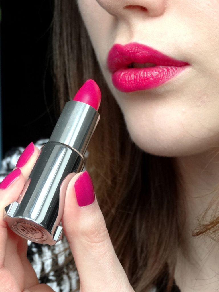 لون أحمر شفاه فوشيا آخر صيحات فن المكياج - أرشيفية