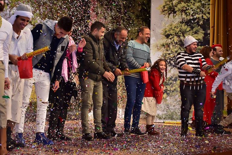 صلاح الموجي وسط أعضاء فرقة مسرح مصر 