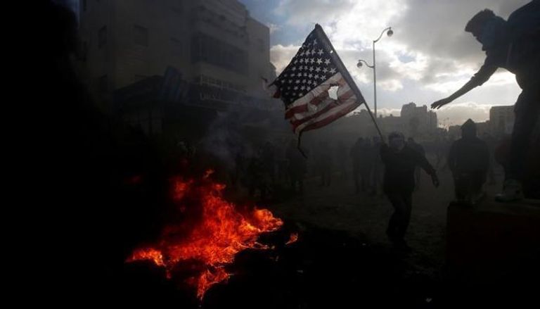 فلسطينيون يحرقون العلم الأمريكي احتجاجا على قرار ترامب - أرشيفية