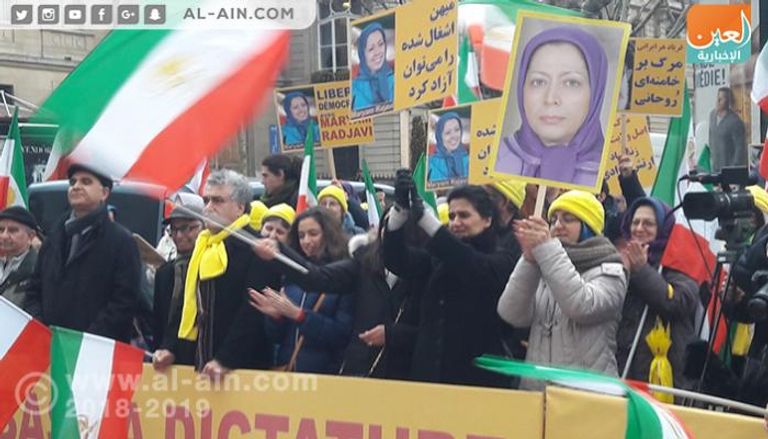 متظاهرون إيرانيون أمام سفارة بلادهم في باريس