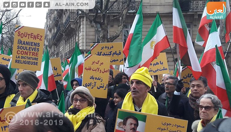 وقفة إيرانية للتضامن مع الانتفاضة في بلادهم متظاهرون إيرانيون أمام سفارة بلادهم في باريس