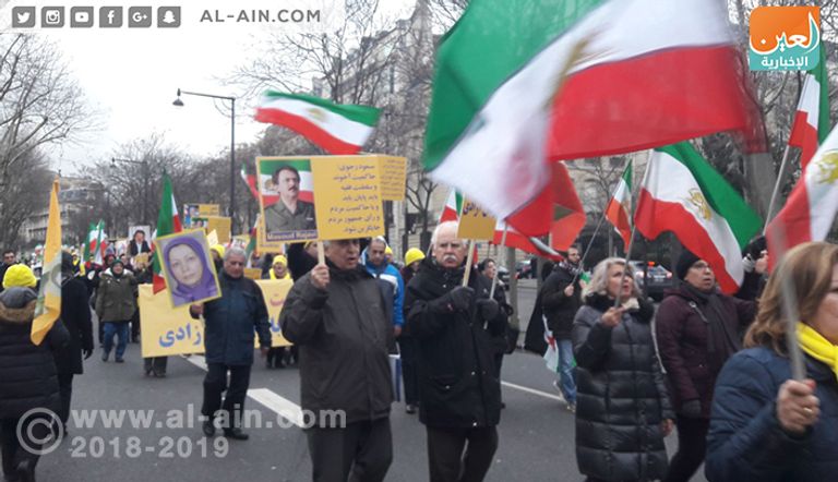 متظاهرون إيرانيون أمام سفارة بلادهم في باريس