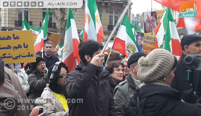 متظاهرون إيرانيون أمام سفارة بلادهم في باريس