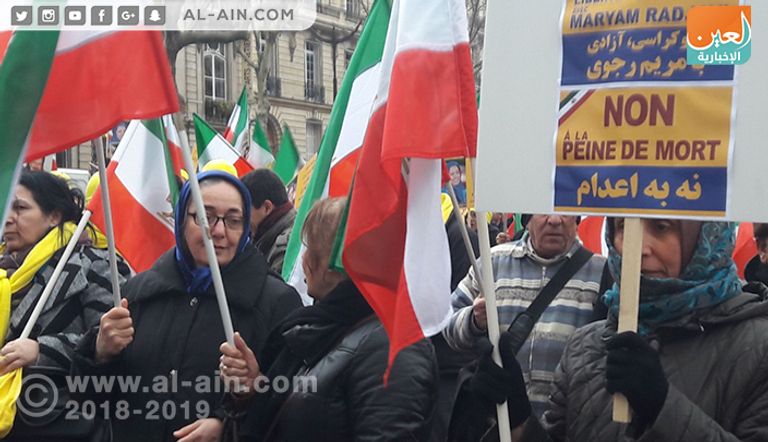 متظاهرون إيرانيون أمام سفارة بلادهم في باريس