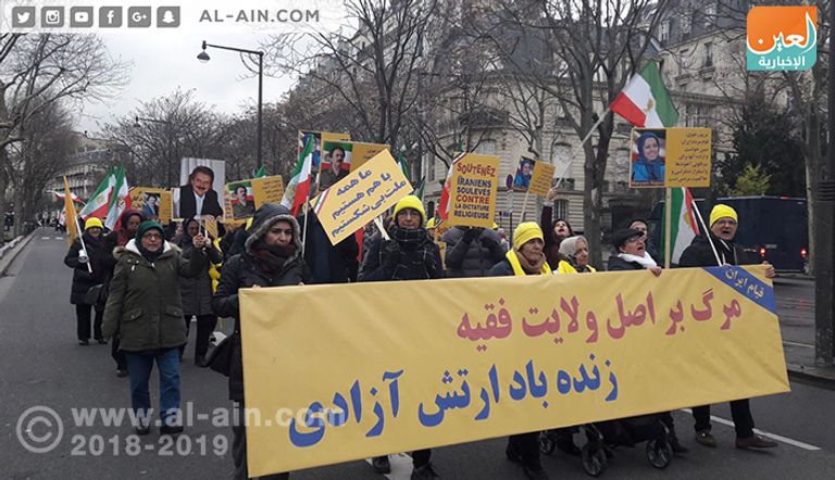 مسيرة الإيرانيين المتضامنين مع الانتفاضة الشعبية في بلادهم متظاهرون إيرانيون أمام سفارة بلادهم في باريس