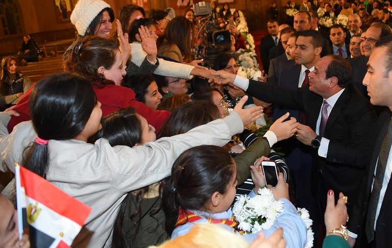 الرئيس المصري عبد الفتاح السيسي يتلقى التحية من الحضور الرئيس المصري عبدالفتاح السيسي في كاتدرائية ميلاد المسيح