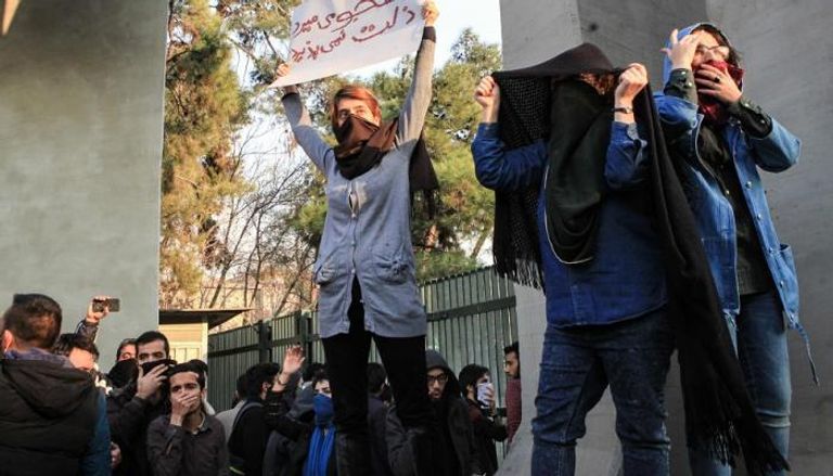 قوات الأمن تحاصر الطلبة بإحدى جامعات طهران