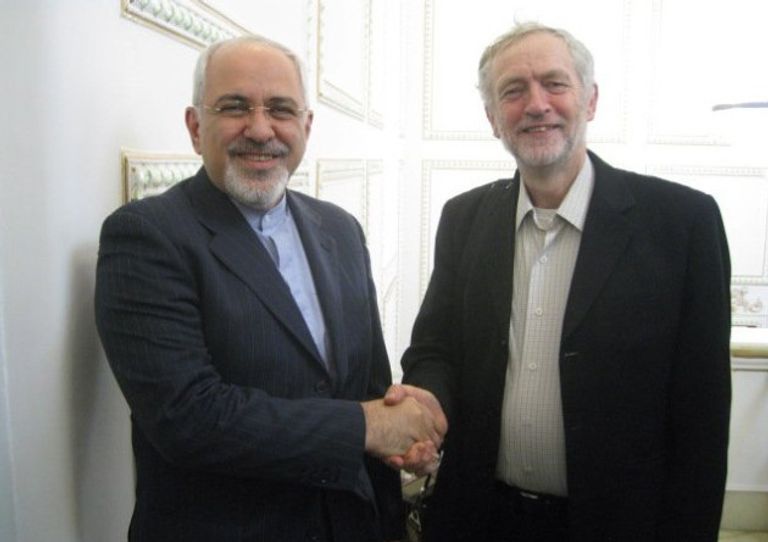 كوربن خلال لقائه بوزير الخارجية الإيراني جواد ظريف كوربن يواجه اتهامات بالصمت على احتجاجات إيران