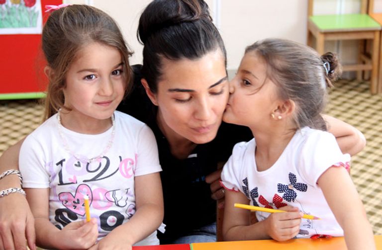 توأم  الممثلة التركية توبا باكستون توأم متماثلين