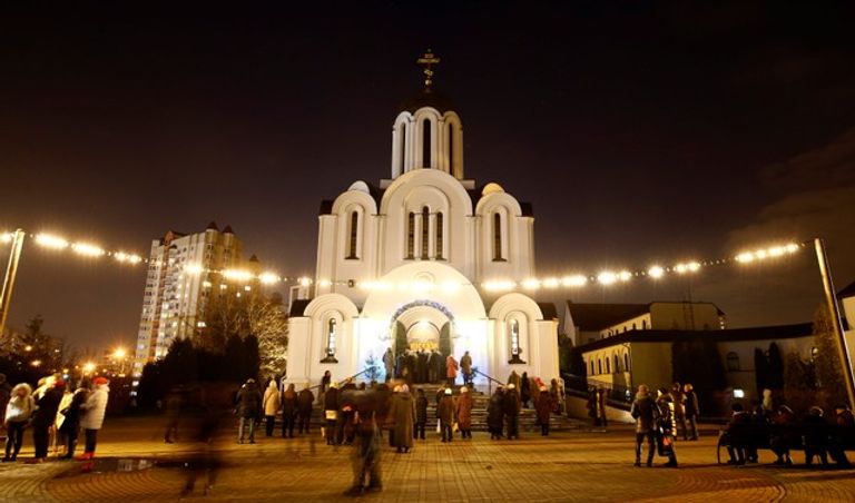 احتفالات عيد الميلاد في روسيا البيضاء الكاتدرائية الأرثوذكسية عشية عيد الميلاد في مينسك روسيا البيضاء