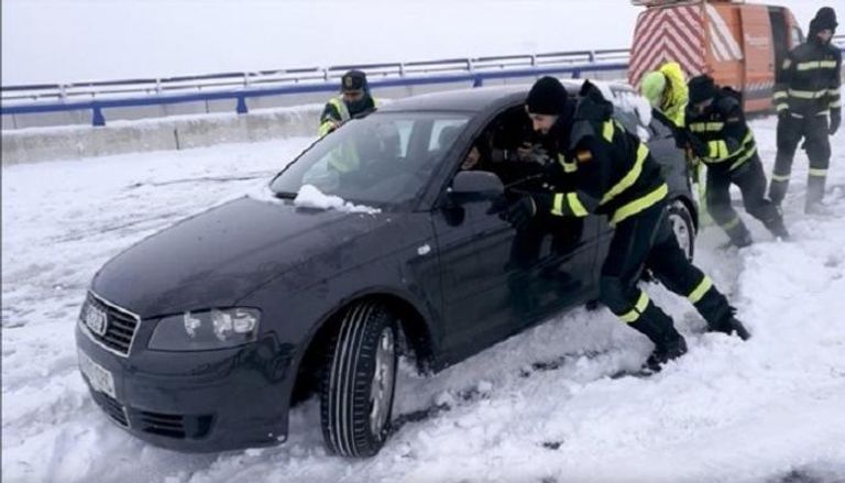 خدمات الطوارئ تنقذ سيارات عالقة بسبب الثلوج