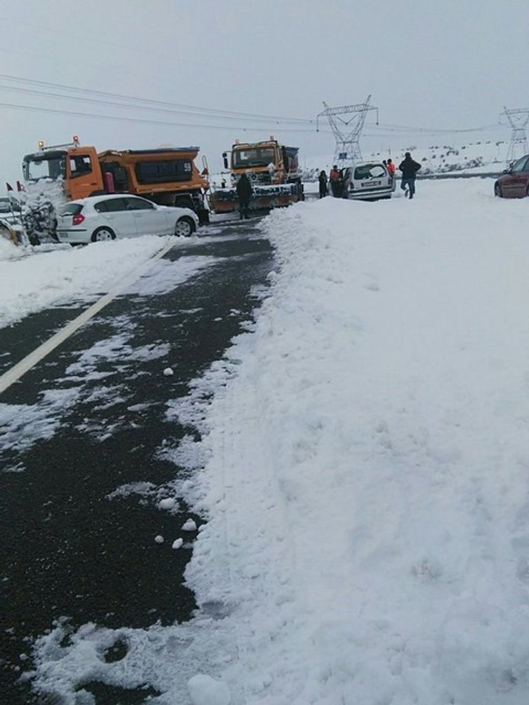 سيارات عالقة بسبب تساقط الثلوج في إسبانيا