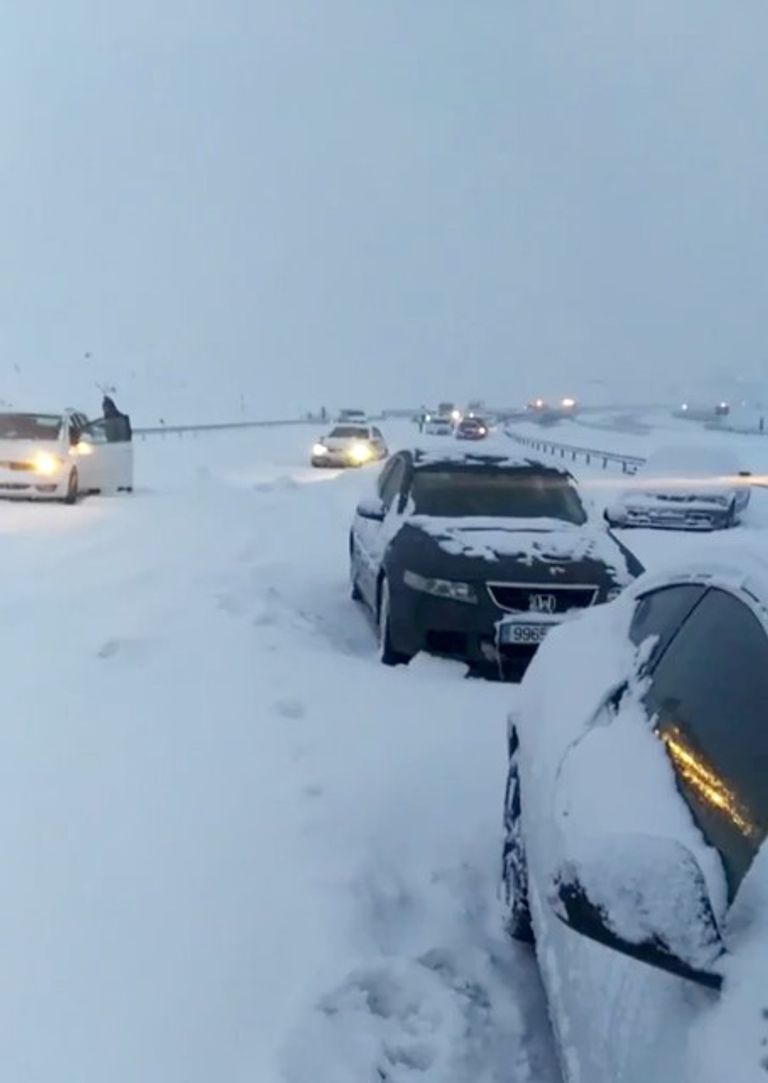 سيارات عالقة بسبب تساقط الثلوج في إسبانيا