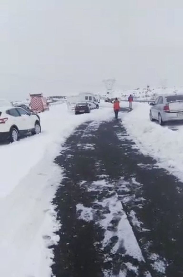 سيارات عالقة بسبب تساقط الثلوج في إسبانيا