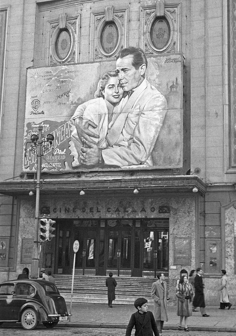شباك تذاكر سينما كاياو في مدريد يعلن عن فيلم (كازابلانكا) إنجريد برجمان وهامفري بوجارت وكلود رين وبول هنرايد في آخر مشهد للفيلم