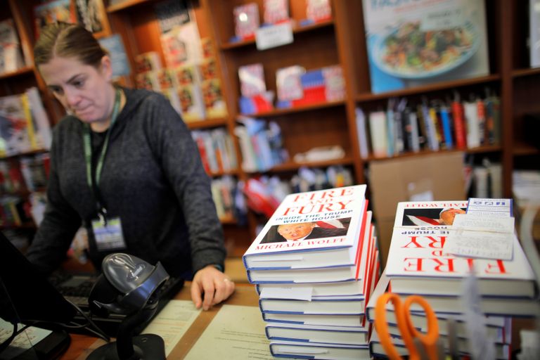 مجموعة من كتب "نار وغضب" في أحد المكتبات الأمريكية