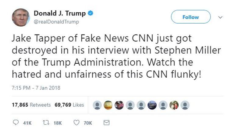  دونالد ترامب خلال حواره مع الصحفيين أمام البيت الأبيض (رويترز)