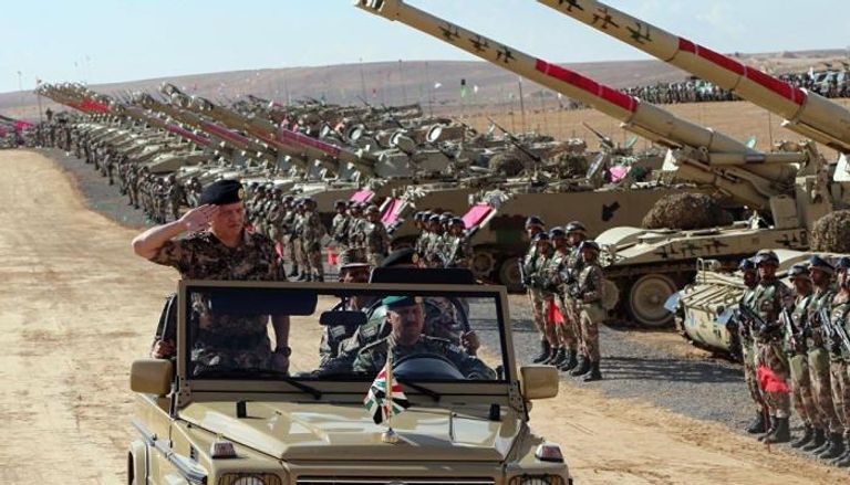 ملك الأردن رفقة قوات تابعة للجيش