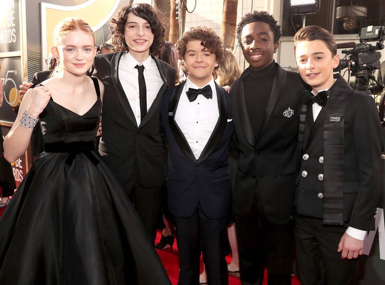 فريق عمل مسلسل "Stranger Things" نجمات جولدن جلوب 2018 يرتدين الأسود