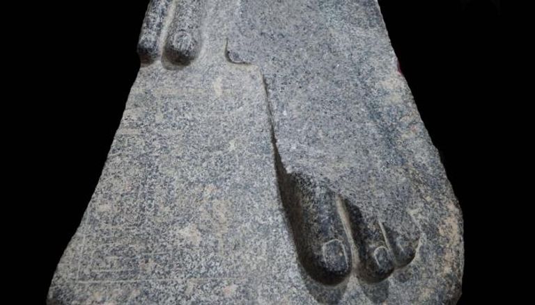 جزء من التمثال الذي تم اكتشافه بمحافظة سوهاج بمصر