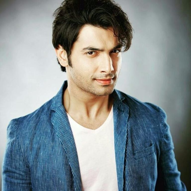 شاراد مالهوترا يفاجئ متابعيه بهدية عيد ميلاده غدا