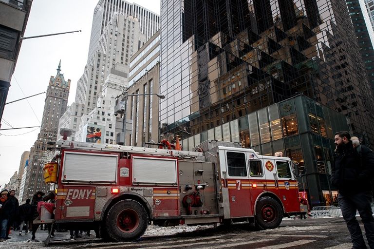 عربة إسعاف برج ترامب بوسط مانهاتن رجال الإسعاف بعد تمكنهم من إخماد الحريق - أ. ف. ب