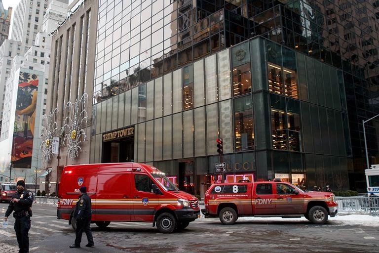 الشرطة فى موقع البرج بعد الحريق رجال الإسعاف بعد تمكنهم من إخماد الحريق - أ. ف. ب