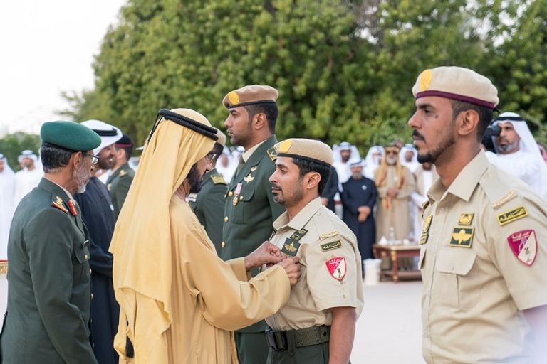 الشيخ محمد بن راشد و الشيخ محمد بن زايد يكرمان أبطال القوات المسلحة