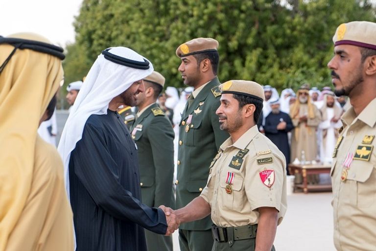 الشيخ محمد بن راشد و الشيخ محمد بن زايد يكرمان أبطال القوات المسلحة
