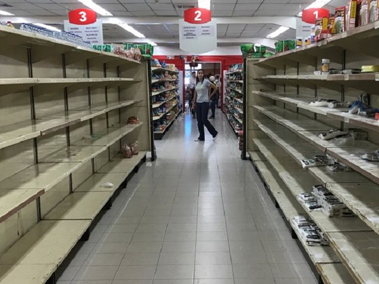 أوراق نقد من فئات مختلفة من العملة الفنزويلية