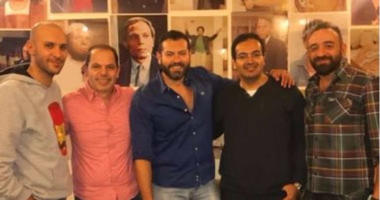 محمد دياب مع أسرة مسلسل طايع الفنان المصري محمد رمضان