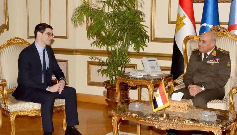 وزير الدفاع المصري ومساعد وزير الدفاع الأمريكي لشؤون الأمن الدولي