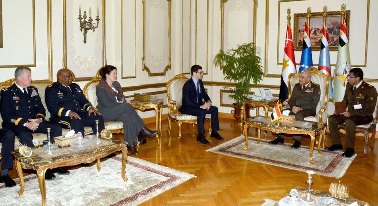 لقاء وزير الدفاع المصري و مساعد وزير الدفاع الأمريكي لشئون الأمن الدولي