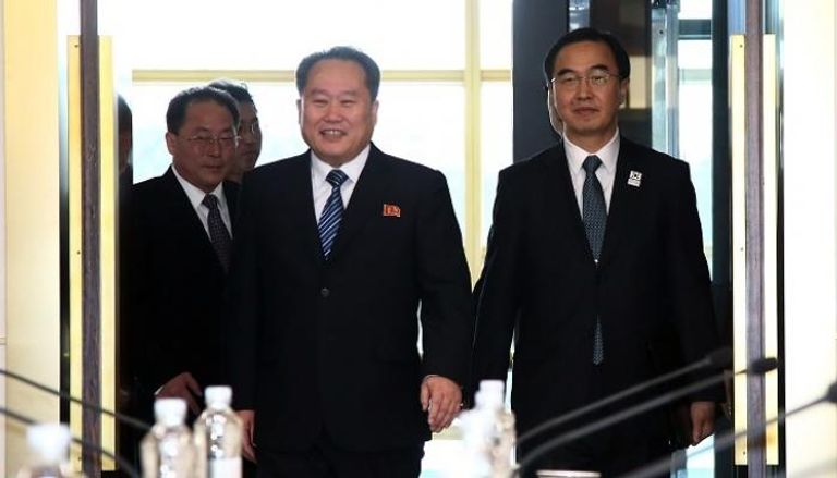 رئيسا وفدي الكوريتين قبل بدء المحادثات -  أ. ف. ب