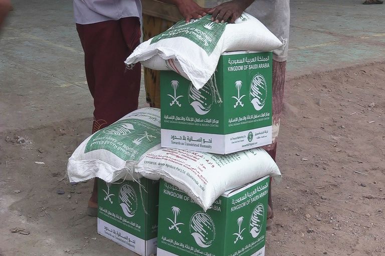 مساعدات غذائية من مركز الملك سلمان مركز الملك سلمان للإغاثة يدشن سلة غذائية بعدن