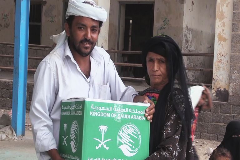 مساعدات غذائية من مركز الملك سلمان مركز الملك سلمان للإغاثة يدشن سلة غذائية بعدن