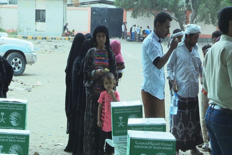 نازحون ينتظرون الحصول على مساعدات غذائية مركز الملك سلمان للإغاثة يدشن سلة غذائية بعدن