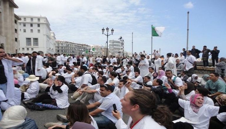 أطباء الجزائر يتظاهرون رفضا لقانون الخدمة المدنية 